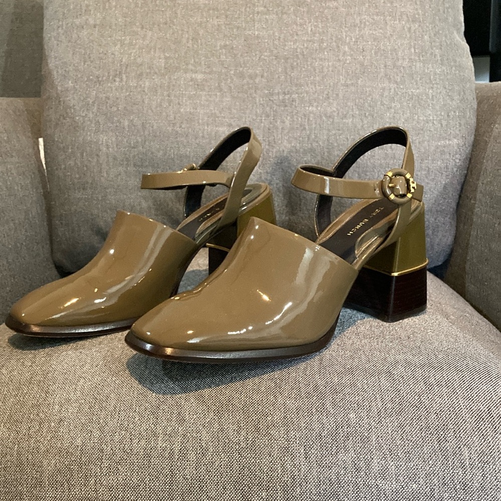 Tory Burch Mary Jane pump. Excellent cond. SZ 8. Toasted sesame patent leather.